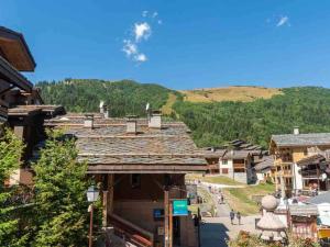 ein kleines Dorf mit einem Berg im Hintergrund in der Unterkunft Charmant 2 pièces à Valmorel avec balcon, linge de lit et ménage inclus, 4 pers. - FR-1-291-879 in Valmorel