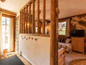 Zimmer mit einem Schlafzimmer mit einem Bett und einem TV in der Unterkunft Charmant 2 pièces à Valmorel avec balcon, linge de lit et ménage inclus, 4 pers. - FR-1-291-879 in Valmorel