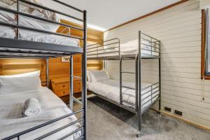 a couple of bunk beds in a room at Grey Kangaroo On Lake Jindabyne foreshore in Jindabyne