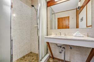 Vannituba majutusasutuses Grey Kangaroo - 2BR l Lake Front l Pet Friendly l Air-Con l BBQ l WiFi +26 fotot