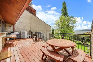 Rõdu või terrass majutusasutuses Grey Kangaroo - 2BR l Lake Front l Pet Friendly l Air-Con l BBQ l WiFi