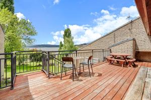 Rõdu või terrass majutusasutuses Grey Kangaroo - 2BR l Lake Front l Pet Friendly l Air-Con l BBQ l WiFi