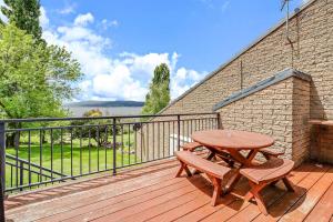 Rõdu või terrass majutusasutuses Grey Kangaroo - 2BR l Lake Front l Pet Friendly l Air-Con l BBQ l WiFi