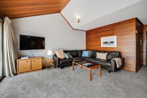 Televiisor ja/või meelelahutuskeskus majutusasutuses Grey Kangaroo - 2BR l Lake Front l Pet Friendly l Air-Con l BBQ l WiFi