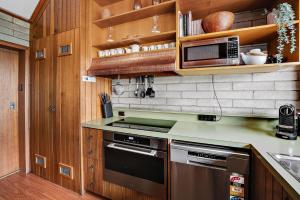 Köök või kööginurk majutusasutuses Grey Kangaroo - 2BR l Lake Front l Pet Friendly l Air-Con l BBQ l WiFi