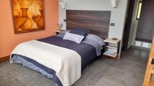 ein Schlafzimmer mit einem großen Bett in einem Zimmer in der Unterkunft Abadia de Tomine in Guatavita