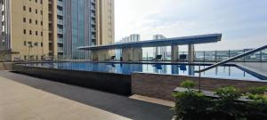 Bazén v ubytování BRANZ BSD Prime Location - BSD Central Business District & ICE BSD nebo v jeho okolí