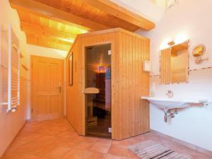 łazienka z umywalką i toaletą w obiekcie Chalet in Krimml near Europe's Highest Waterfall w mieście Krimml +27 zdjęć