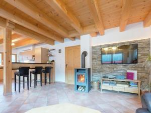 A kitchen or kitchenette at Chalet Wasserfall, Krimml