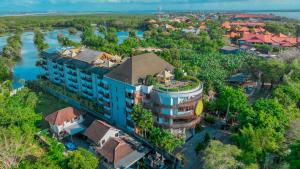 The Nest Hotel Nusa Dua في نوسا دوا: اطلالة جوية على المنتجع مع النهر