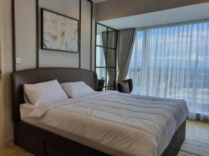 - une chambre avec un grand lit et une grande fenêtre dans l'établissement BRANZ BSD Luxury & comfort at ICE BSD, à Samporo