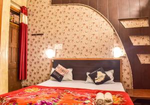 A bed or beds in a room at Skyard Rishikesh, Laxman Jhula