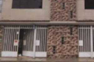 un edificio con un cancello di fronte di Bello y acogedora casa -departamento habitaciones a Lima