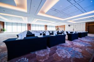 a large room with tables and chairs in it at Howard Johnson by Wyndham Lanting Hotel Ningbo in Ningbo