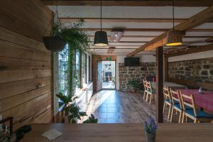 - une salle à manger avec une table et des chaises dans l'établissement Guest House Kandaferi 2, à Elena