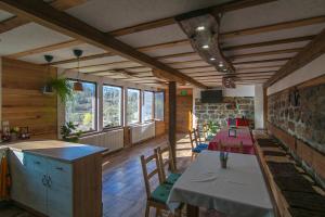 een keuken met een tafel en stoelen in een kamer bij Guest House Kandaferi 2 in Elena