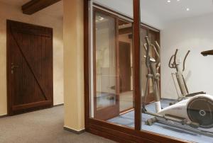 Habitación con gimnasio con cinta de correr y puerta de cristal en Vila GRAND, en Vysoké Tatry