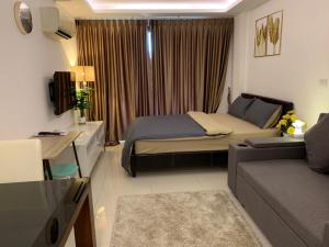 Postel nebo postele na pokoji v ubytování Laguna beach condo resort 3 maldives pattaya pool view ลากูน่า บีช คอนโด รีสอร์ต 3 พัทยา