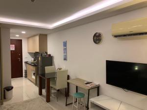 TV a/nebo společenská místnost v ubytování Laguna beach condo resort 3 maldives pattaya pool view ลากูน่า บีช คอนโด รีสอร์ต 3 พัทยา