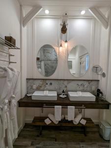 een badkamer met 2 wastafels en een spiegel bij Autumn Lane, modern Farmhouse Style B&B with Stunning Lakeviews in West Kelowna