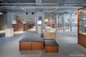 東京にあるKAIKA Tokyo by THE SHARE HOTELSの木製のキャビネット、テーブル、窓が備わる広い客室です。 +37枚の写真