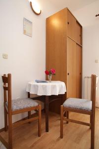 ein kleiner Tisch und zwei Stühle in einem Zimmer in der Unterkunft Apartment Marina - sea view in Trogir