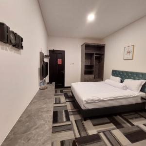 una camera con letto e TV di 3 Point Syariah Residence a Giacarta