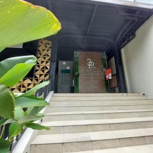 um conjunto de escadas que levam a um livro em 3 Point Syariah Residence em Jakarta