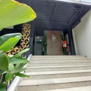 3 Point Syariah Residence في جاكرتا: مجموعة من السلالم المؤدية إلى كتاب