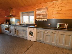 Una cocina o kitchenette en Llainlwyd