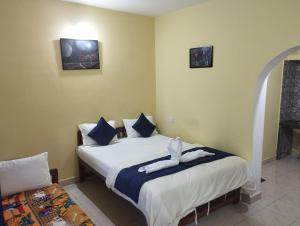 um quarto com uma cama com toalhas em PARVATI MANDREM em Mandrem