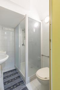 W łazience znajduje się prysznic, toaleta i umywalka. w obiekcie Casa del Duomo Modica w mieście Modica