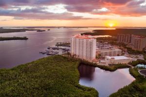 uma vista aérea de um resort sobre a água ao pôr-do-sol em The Westin Cape Coral Resort at Marina Village em Cape Coral