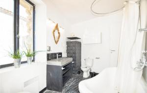 un bagno con vasca, lavandino e WC di Gorgeous Home In Villeseque Des Corbier a Villesèque-des-Corbières Altre 11 foto