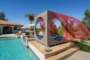 สระว่ายน้ำที่อยู่ใกล้ ๆ หรือใน Romantic Villa in Pool Oasis Walk to Wineries