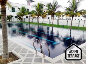 uma piscina com uma placa em frente a um edifício em Aspen Terrace - Classy Homestay 3 Rooms, 4 Baths em Sitiawan