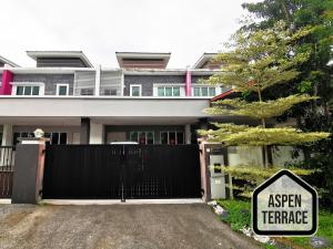 uma casa com um portão preto e um sinal em Aspen Terrace - Classy Homestay 3 Rooms, 4 Baths em Sitiawan