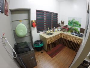 een kleine keuken met een wastafel en een fornuis bij D HOMESTAY SERI ISKANDAR in Seri Iskandar