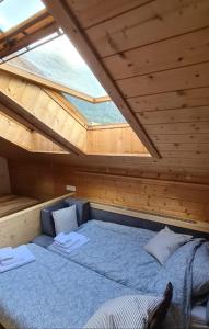 un letto in una sauna con tetto di App. Lino nel cuore di Ortisei - casa dell'800 a Ortisei
