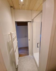una stanza vuota con corridoio con cabina doccia di App. Lino nel cuore di Ortisei - casa dell'800 a Ortisei