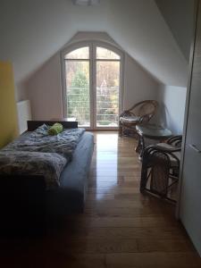 1 dormitorio con cama y ventana grande en Home on the hill en Rzeszów