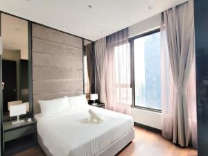 - une chambre avec un grand lit et une grande fenêtre dans l'établissement KLCC View 8 Kia Peng Residence Kuala Lumpur, à Kuala Lumpur