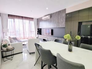 sala de estar con mesa blanca y sillas en KLCC View 8 Kia Peng Residence Kuala Lumpur en Kuala Lumpur