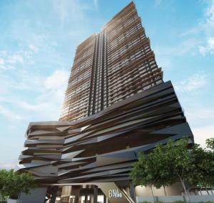 un edificio alto con un edificio grande en KLCC View 8 Kia Peng Residence Kuala Lumpur en Kuala Lumpur