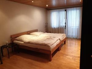 En eller flere senger på et rom på Wohnung für 4 Personen, 2 Schlafzimmer, 2 Parkplätze, WLAN