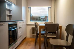 Η κουζίνα ή μικρή κουζίνα στο Sunrise Ugales Apartments +9 φωτογραφίες