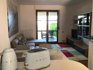 ein Wohnzimmer mit einem Toaster auf dem Tisch in der Unterkunft Il Ciliegio - House with Garden & Wonderful View in Pietra la Croce