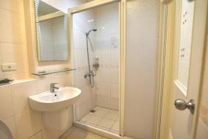Un baño con ducha, inodoro y lavabo. en 好窩旅店, en Hengchun 11 fotos más