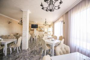 Restaurant o un lloc per menjar a Мини - ГОСТИНИЦА "ЛЮБИМЫЙ ДОМ"