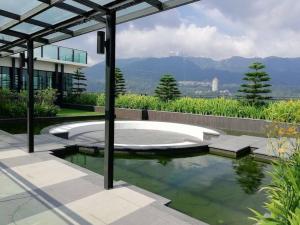 una piscina d'acqua di fronte a un edificio di LOVEly 2 bedrooms Premier Suite Vista FREE WIFI a Resorts World Genting